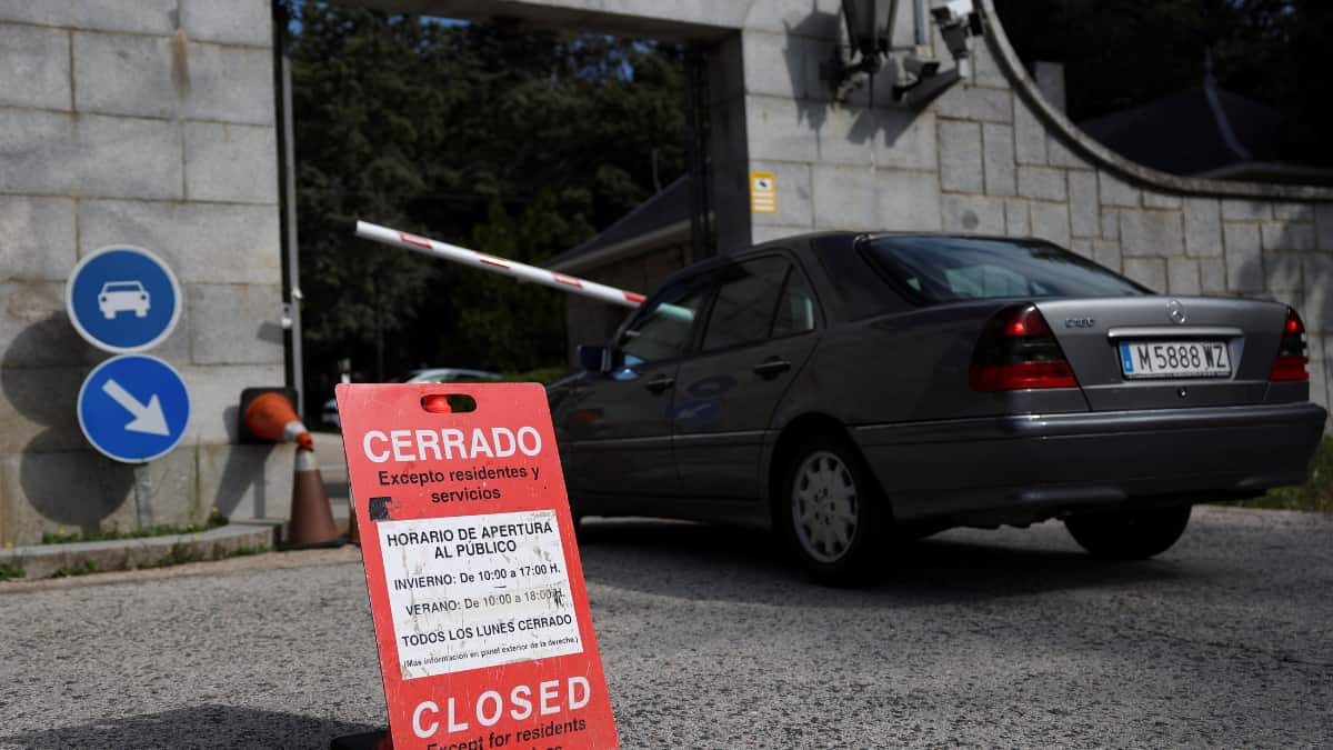 2,400 unmarked mass graves