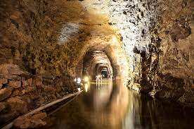 Tour boat overturns during underground cave ride along Erie Canal in New York, one dies