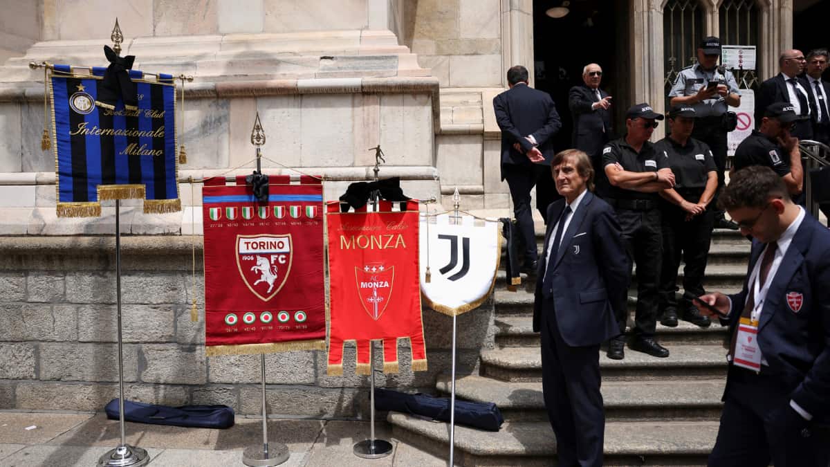 European politicians attend Berlusconi's funeral