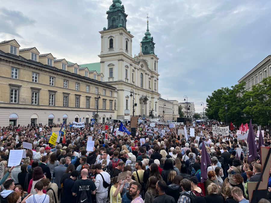 Death of pregnant woman sparks massive pro-abortion protests in Poland