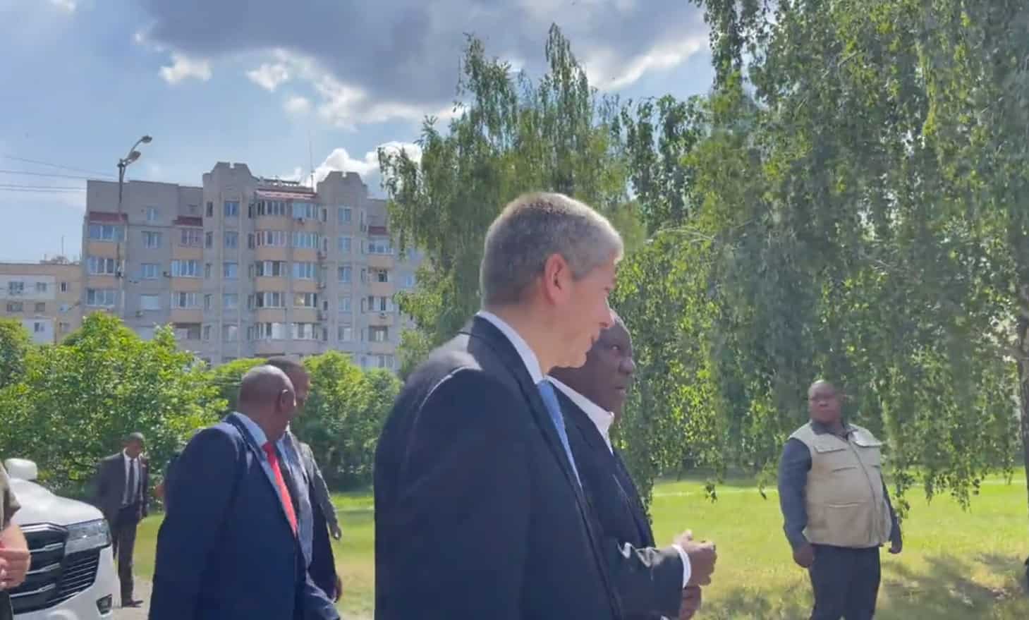 Blasts, air raid sirens greet African ‘peace mission’ leaders visiting Kyiv Blasts, air raid sirens greet African ‘peace mission’ leaders visiting Kyiv