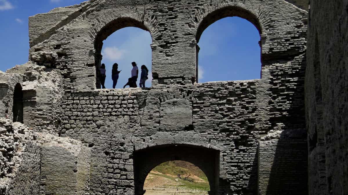 Tourists at Quechula church