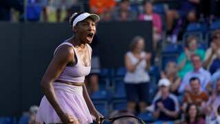 Tennis: Venus Williams falls but opponent Camila Giorgi scores point and celebrates during WTA 250 - WATCH
