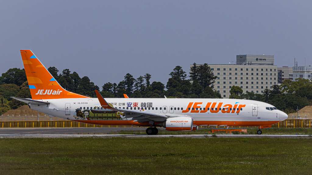 19-year-old on drugs tries to open plane door mid-flight; Flight crew uses lasso to 'subdue' passenger