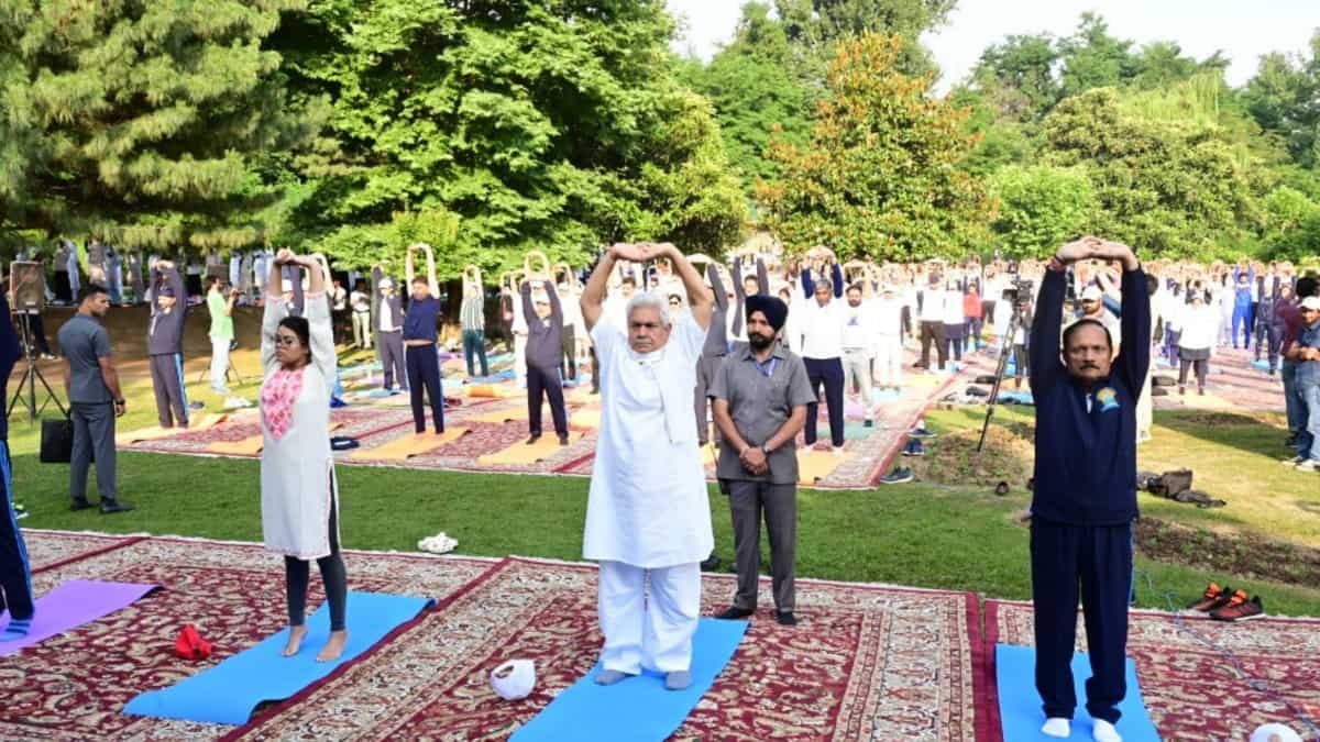 International Yoga Day: Lieutenant Governor Manoj Sinha leads celebrations in Jammu and Kashmir International Yoga Day: Lieutenant Governor Manoj Sinha leads celebrations in Jammu and Kashmir