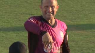 Vitality T20 Blast: Roelof van der Merwe continues to bowl after finger injury