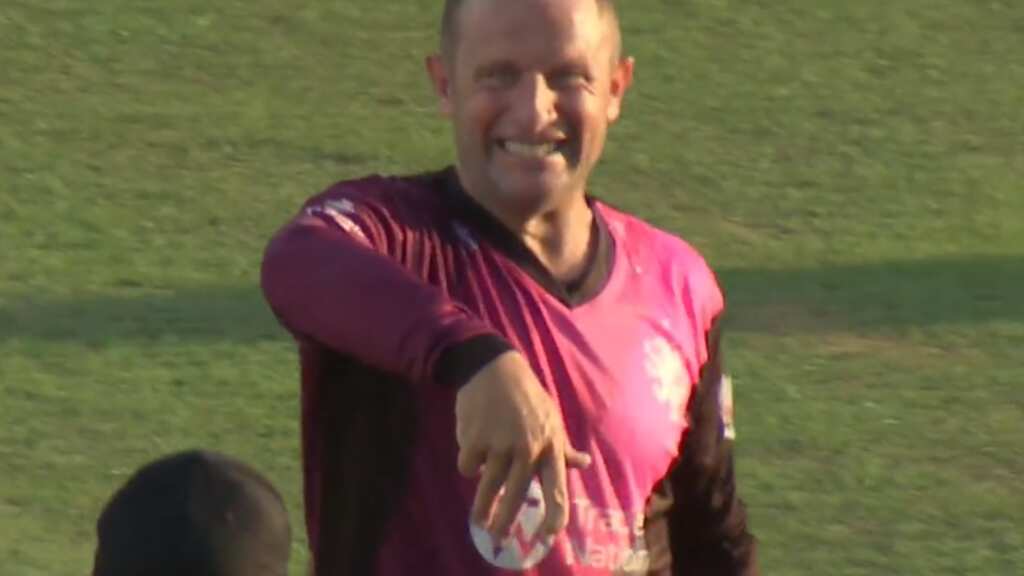 Vitality T20 Blast: Roelof van der Merwe continues to bowl after finger injury