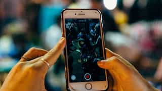 Russian officials barred from bringing iPhones to cabinet meetings: Report