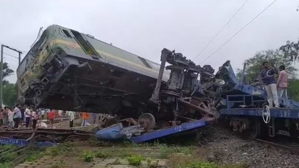 India: Goods trains collide in West Bengal's Bankura, several bogies derail