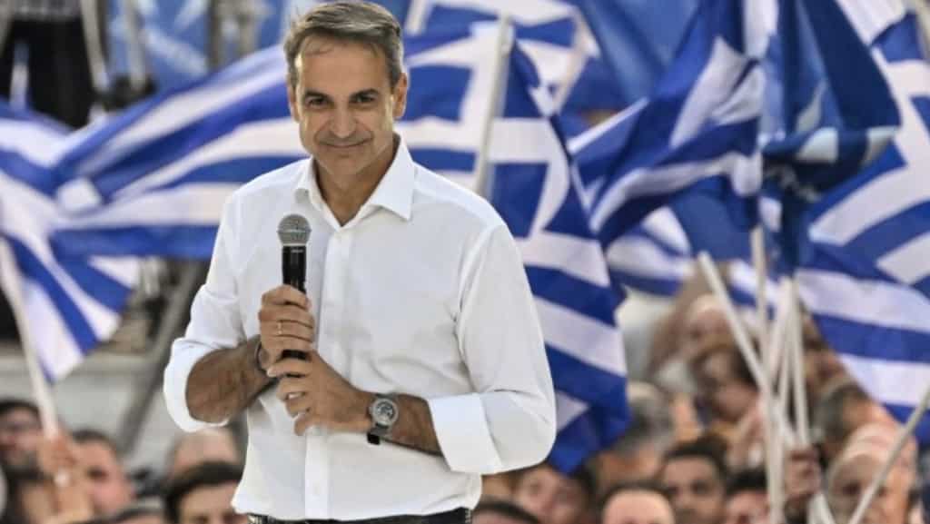 Greek elections: Mitsotakis's conservatives on track for decisive majority