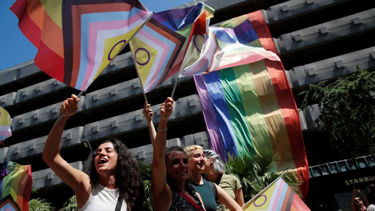 Hundreds take to the streets in Istanbul