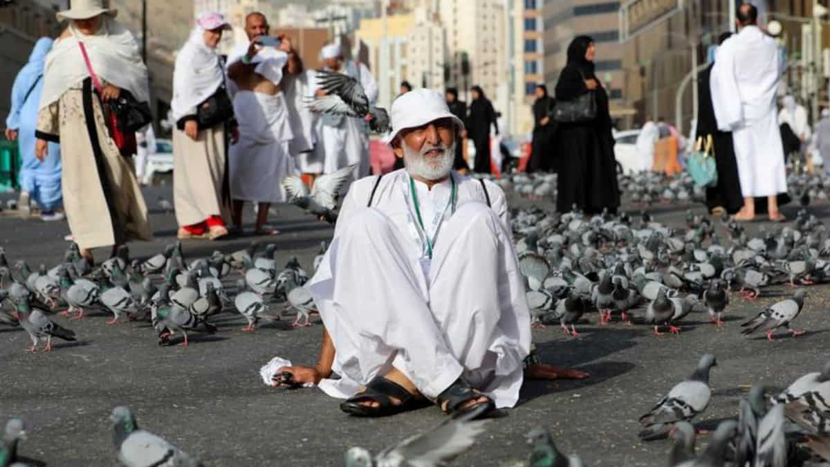 Muslim pilgrims reach Mecca in large numbers