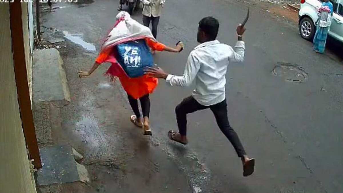 Video | Man wielding machete attacks teenager in India's Pune city Video | Man wielding machete attacks teenager in India's Pune city
