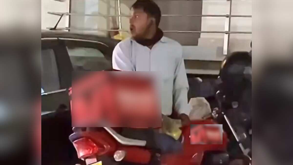 Netizens are in anguish after seeing food delivery agent eating from plastic packet on roadside Netizens are in anguish after seeing food delivery agent eating from plastic packet on roadside