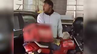 Netizens are in anguish after seeing food delivery agent eating from plastic packet on roadside
