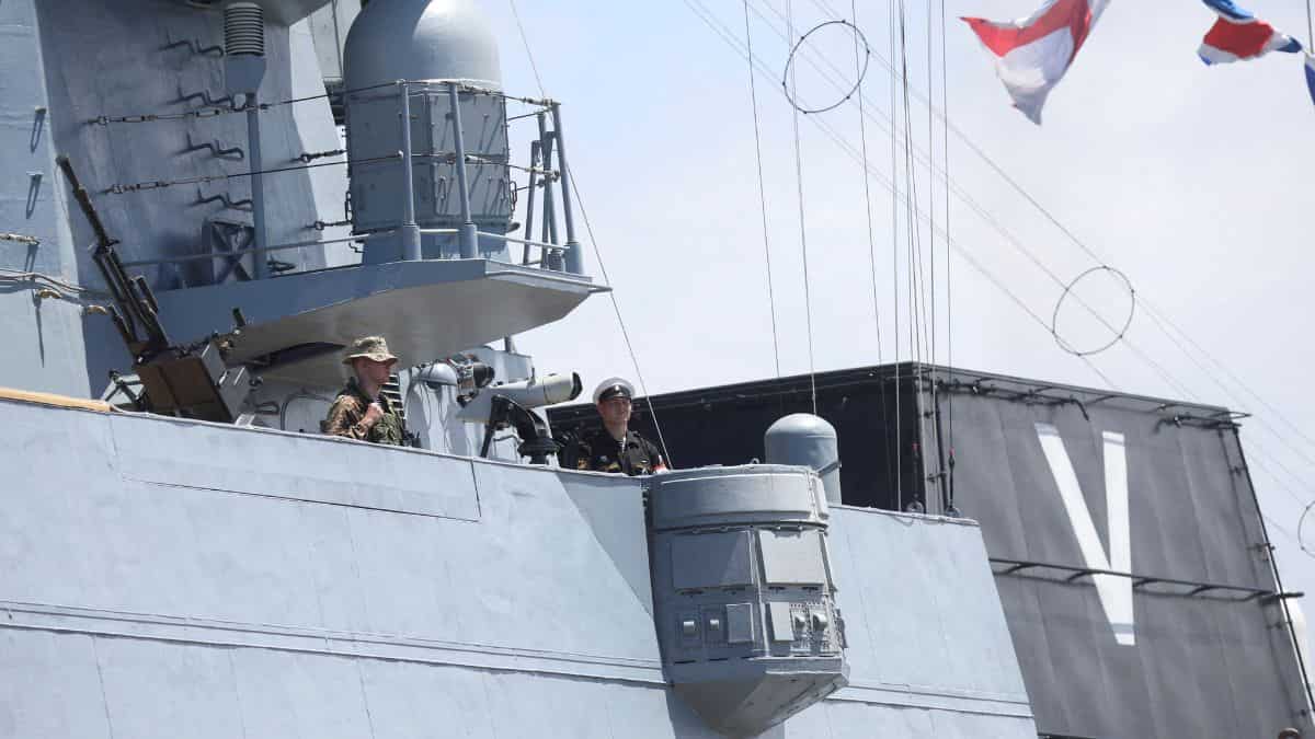 Taiwan spots 2 Russian warships off its eastern coast