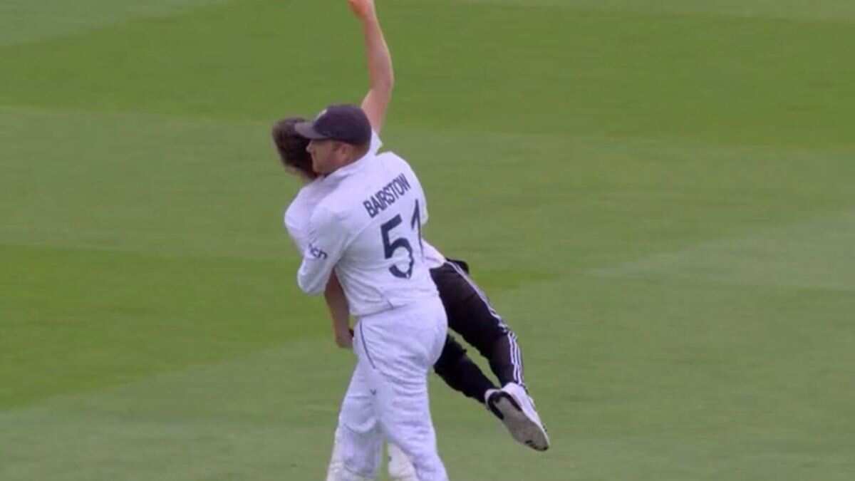 Ashes 2023: Three people arrested after Just Stop Oil protesters invade pitch on Day 1 of Lord's Test - Watch Ashes 2023: Three people arrested after Just Stop Oil protesters invade pitch on Day 1 of Lord's Test - Watch