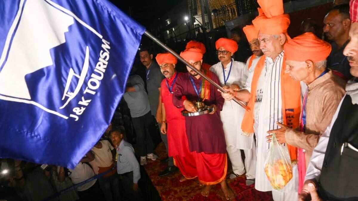Lieutenant Governor of J&K flags off Yatra