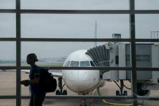 United Airlines CEO takes a private jet amid flight woes, apologises