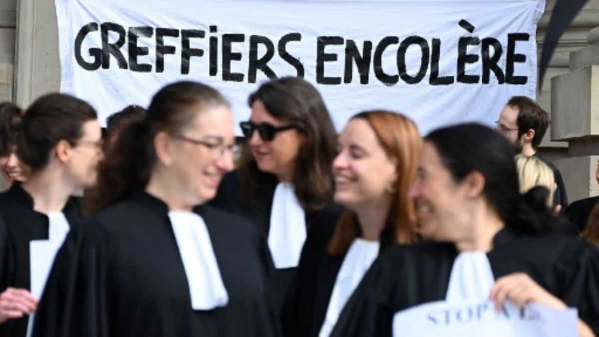 Hundreds of court clerks protest
