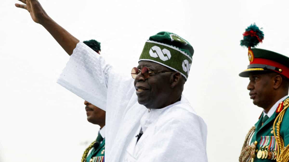 Nigerian president rides in convoy of 100+ cars, draws flak Nigerian president rides in convoy of 100+ cars, draws flak