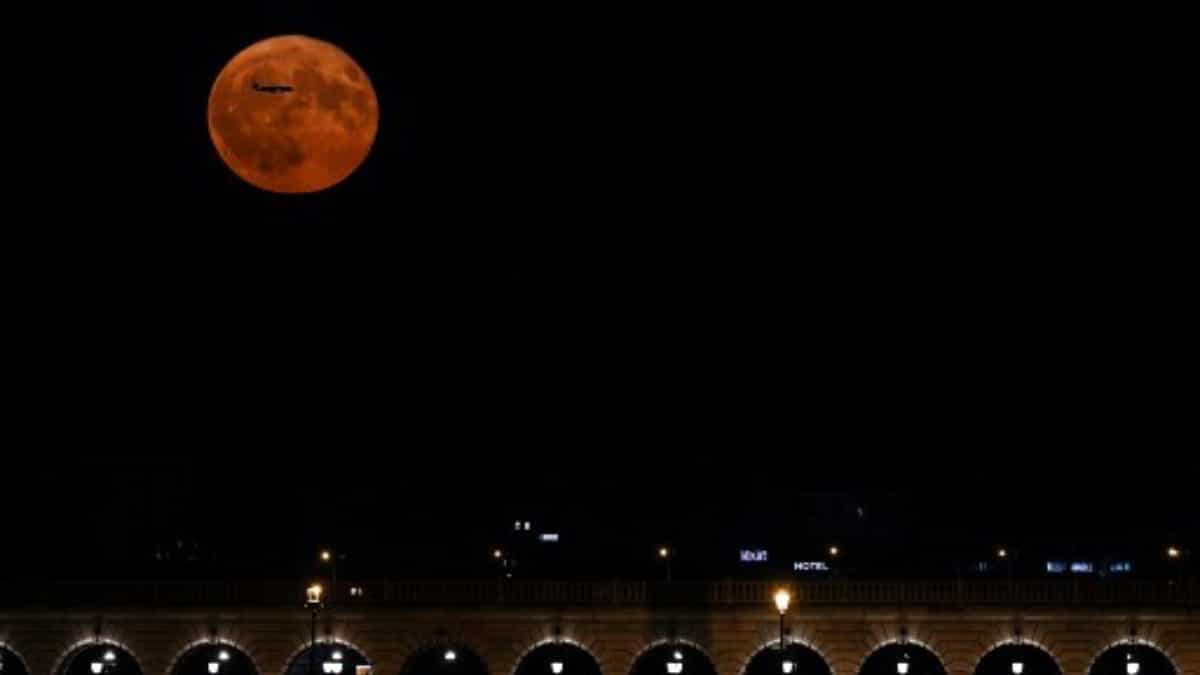 Moon in the Parisian sky...