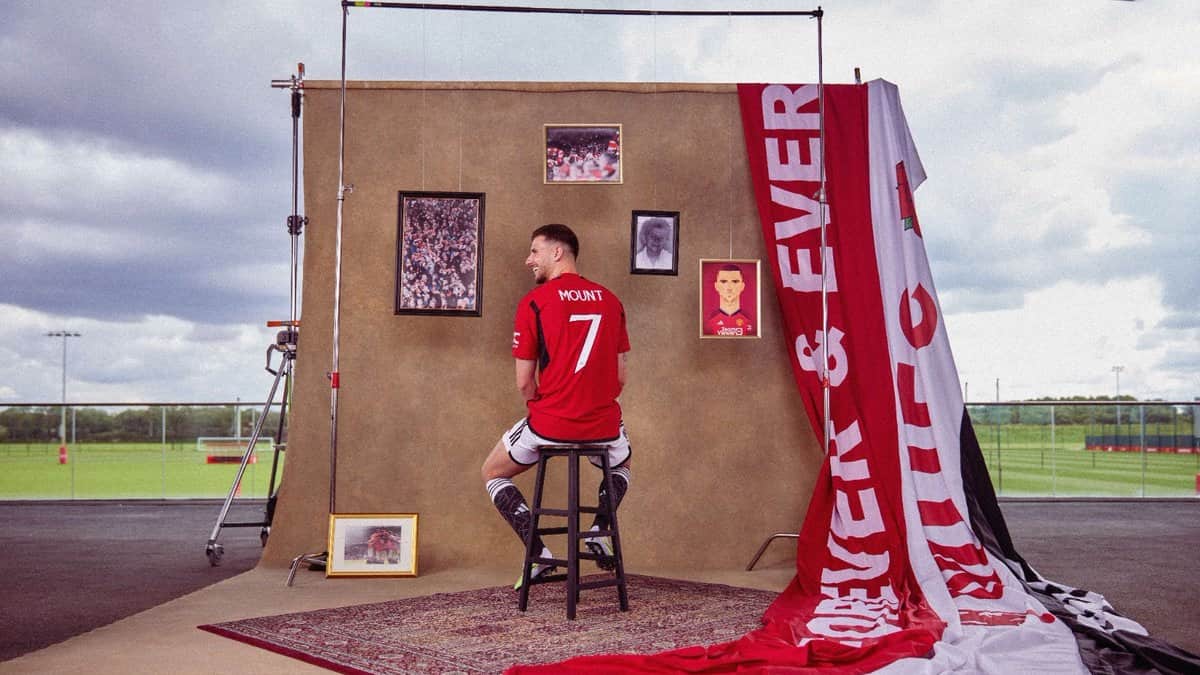Football: Manchester United confirm signing of Chelsea midfielder Mason Mount Football: Manchester United confirm signing of Chelsea midfielder Mason Mount