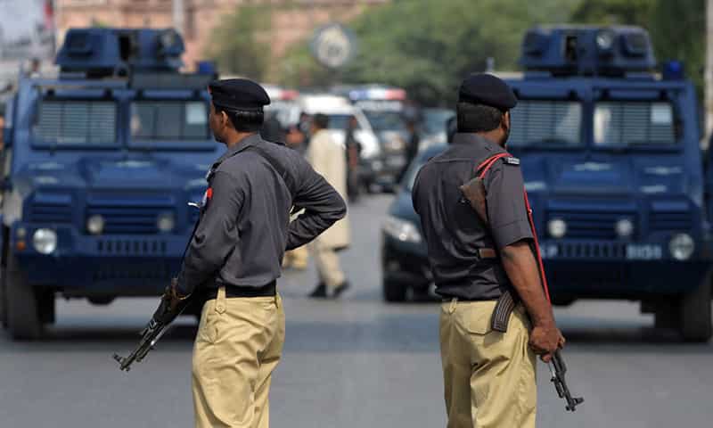 Pakistan: Gang of thieves looting cooking oil busted; used police van for crime, three arrested Pakistan: Gang of thieves looting cooking oil busted; used police van for crime, three arrested