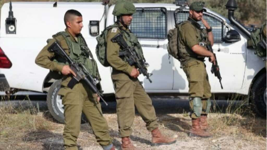 West Bank raid: Israel army kills two Palestinian gunmen