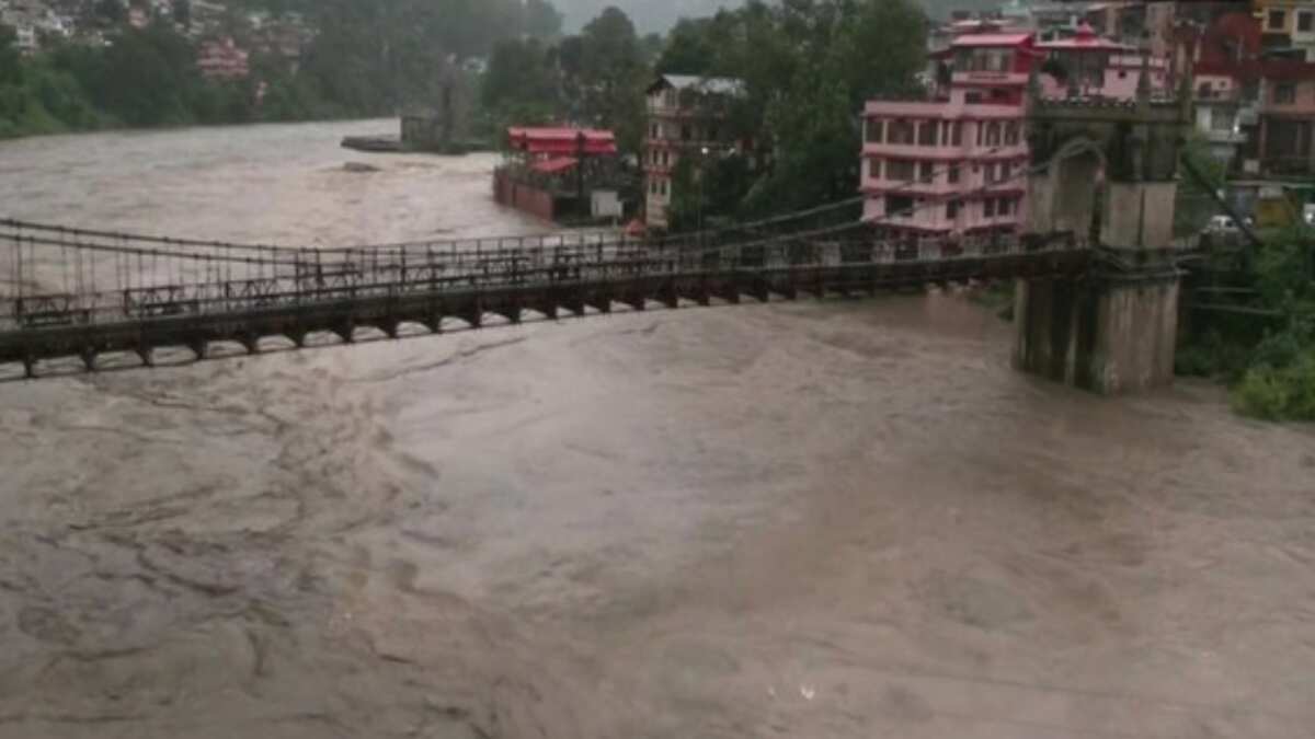 Himachal Pradesh struck by sudden deluge, Jammu placed under red alert