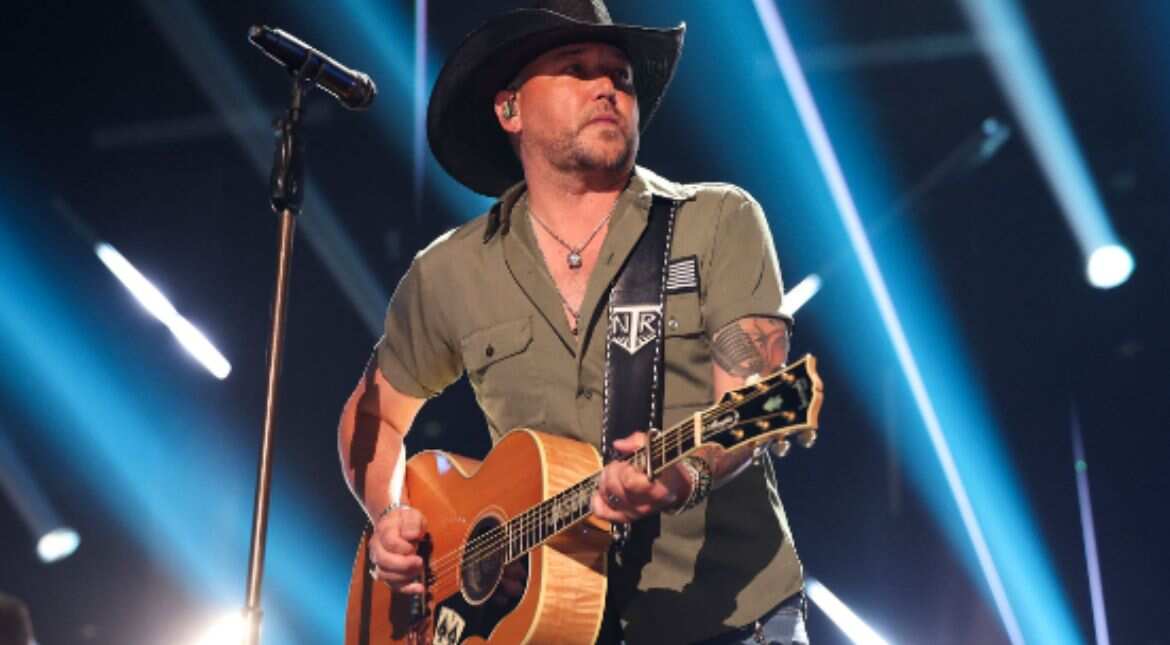 Country music singer Jason Aldean leaves concert mid-way owing to heat exhaustion| WATCH Country music singer Jason Aldean leaves concert mid-way owing to heat exhaustion| WATCH