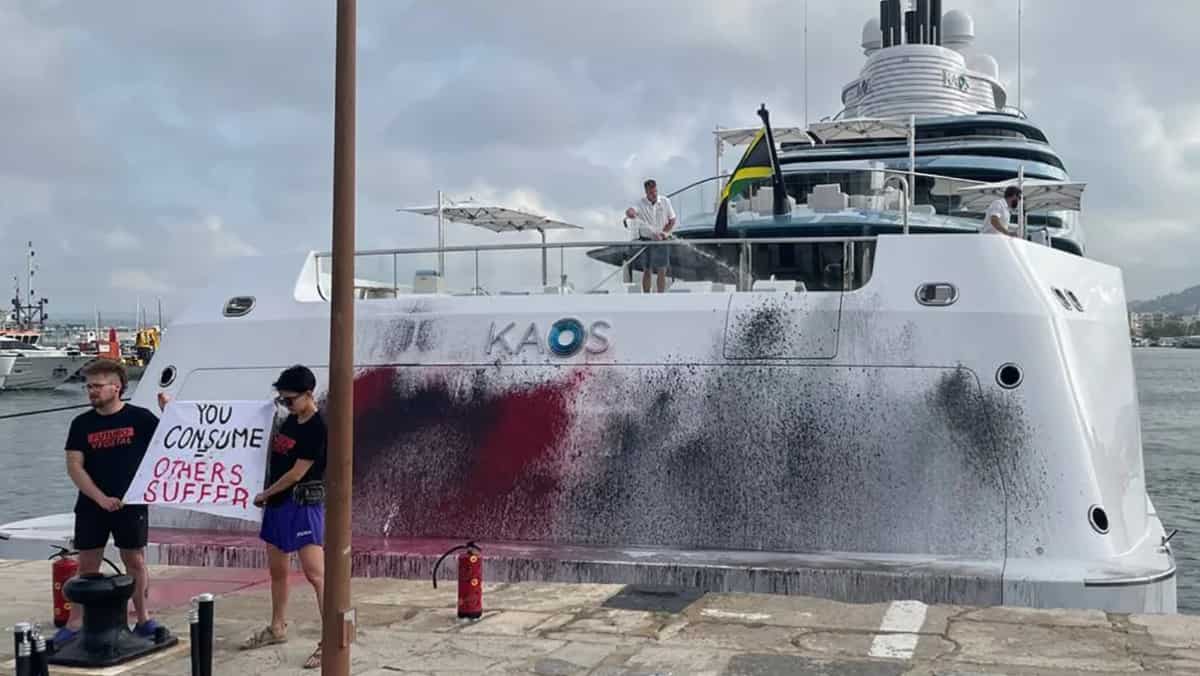 Spanish environmental activists spray-paint Walmart heiress' $300mn superyacht in Ibiza Spanish environmental activists spray-paint Walmart heiress' $300mn superyacht in Ibiza