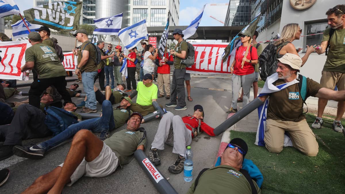 Israeli reservists step up protest