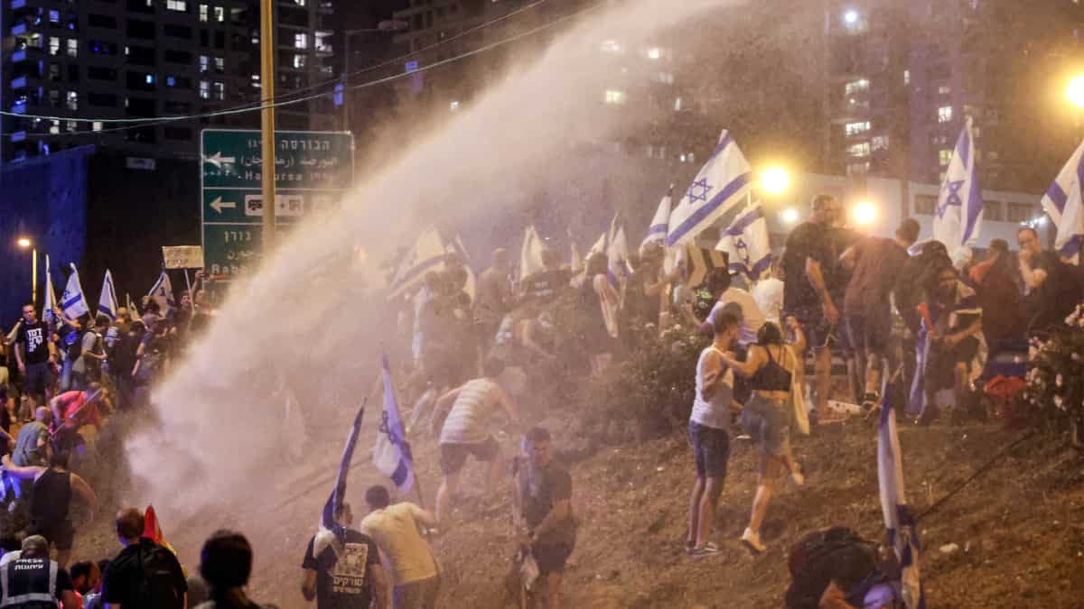 Demonstration in Tel Aviv turns violent
