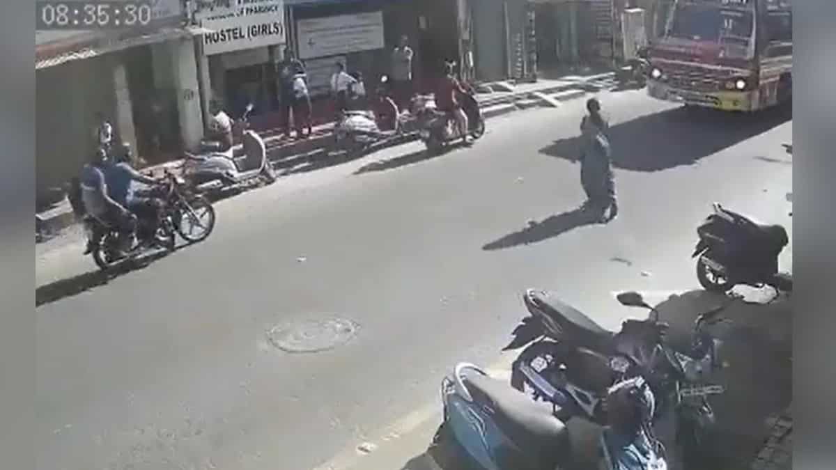 India: Woman jumps in front of moving bus, hoping her death compensation would pay son’s college fee India: Woman jumps in front of moving bus, hoping her death compensation would pay son’s college fee