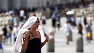 Extreme heat roils Europe: Workers warn of strike in Italy and stoppages in Greece