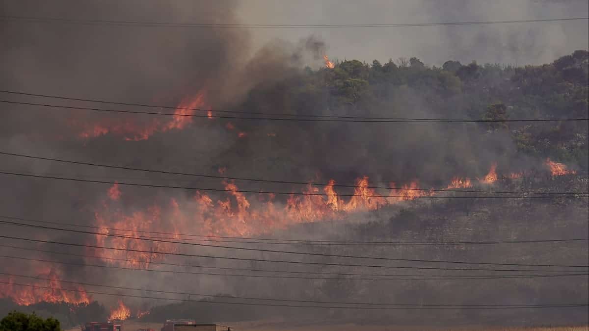 Greece battles wildfires for fifth day amid heatwave Greece battles wildfires for fifth day amid heatwave