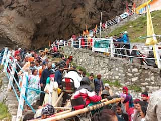 Over 300,000 pilgrims paid obeisance at Amarnath cave shrine in first three weeks