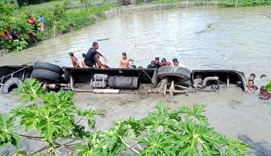 VIDEO: 17 killed as bus plunges into pond in Bangladesh, over 30 injured VIDEO: 17 killed as bus plunges into pond in Bangladesh, over 30 injured