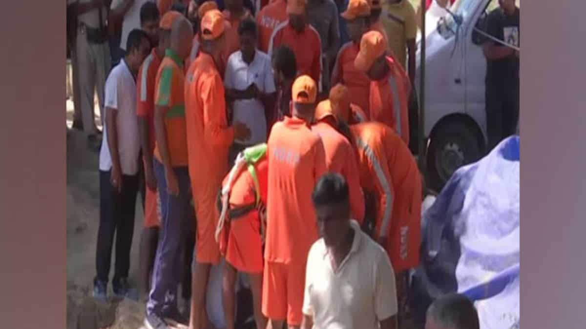 Watch| NDRF undertakes 5-hour operation to rescue 3-year-old kid who fell into 40-foot borewell in Bihar Watch| NDRF undertakes 5-hour operation to rescue 3-year-old kid who fell into 40-foot borewell in Bihar