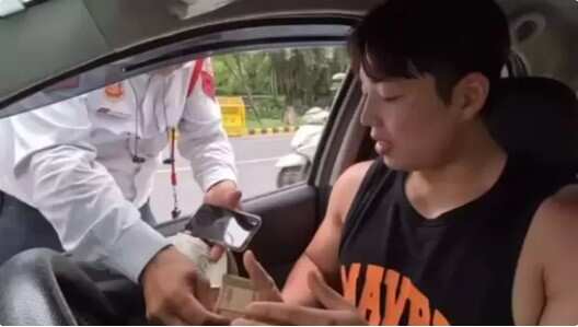 Watch: Delhi traffic cop levies $61 fine from South Korean without receipt, suspended Watch: Delhi traffic cop levies $61 fine from South Korean without receipt, suspended