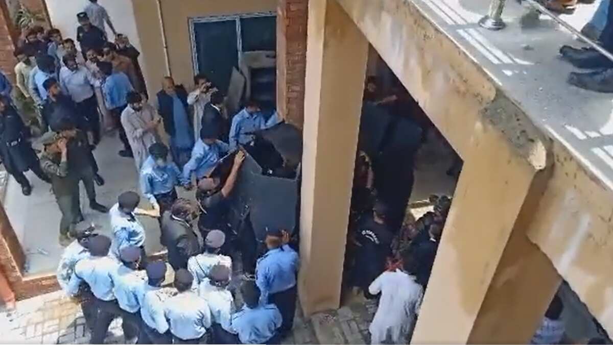 WATCH | Unidentified man throws water bottle at Pakistan's ex-PM Imran Khan WATCH | Unidentified man throws water bottle at Pakistan's ex-PM Imran Khan