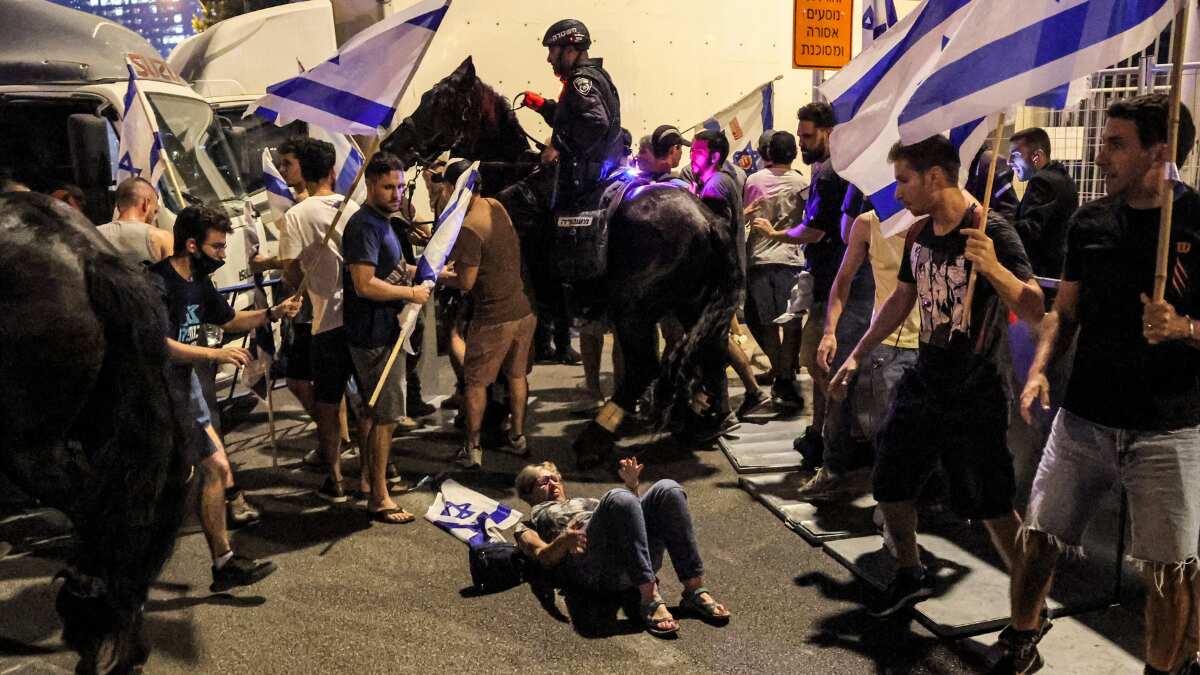 Demonstrators to not budge