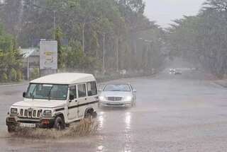 Delhi wakes up to heavy rains on Wednesday, IMD issues 'yellow' alert