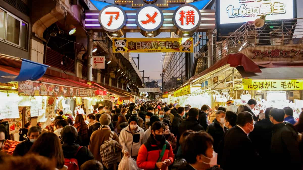 Japan's population falls, but number of foreigners in country rises Japan's population falls, but number of foreigners in country rises
