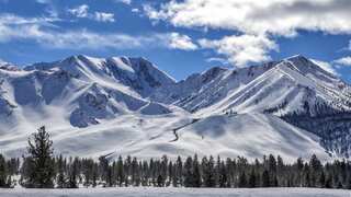 US: California’s mountains covered in snow way into summer leaves experts surprised