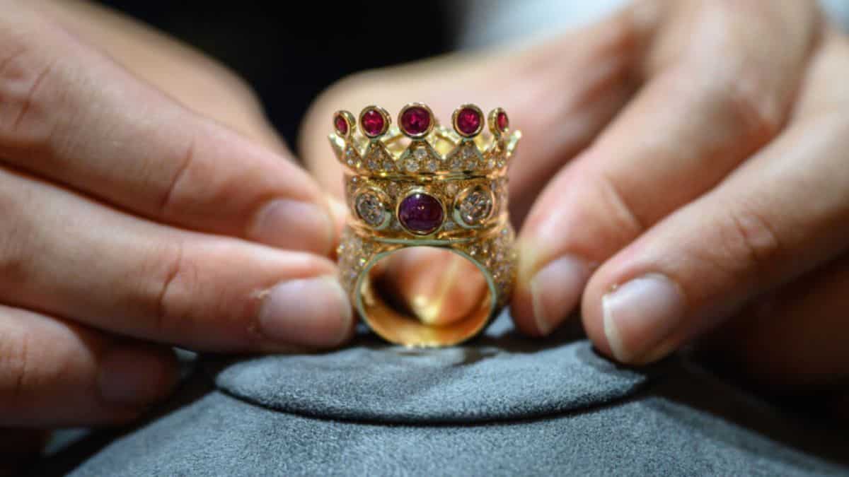 Top-of-the-line bling: Drake reveals he bought hip-hop legend Tupac Shakur's crown ring Top-of-the-line bling: Drake reveals he bought hip-hop legend Tupac Shakur's crown ring