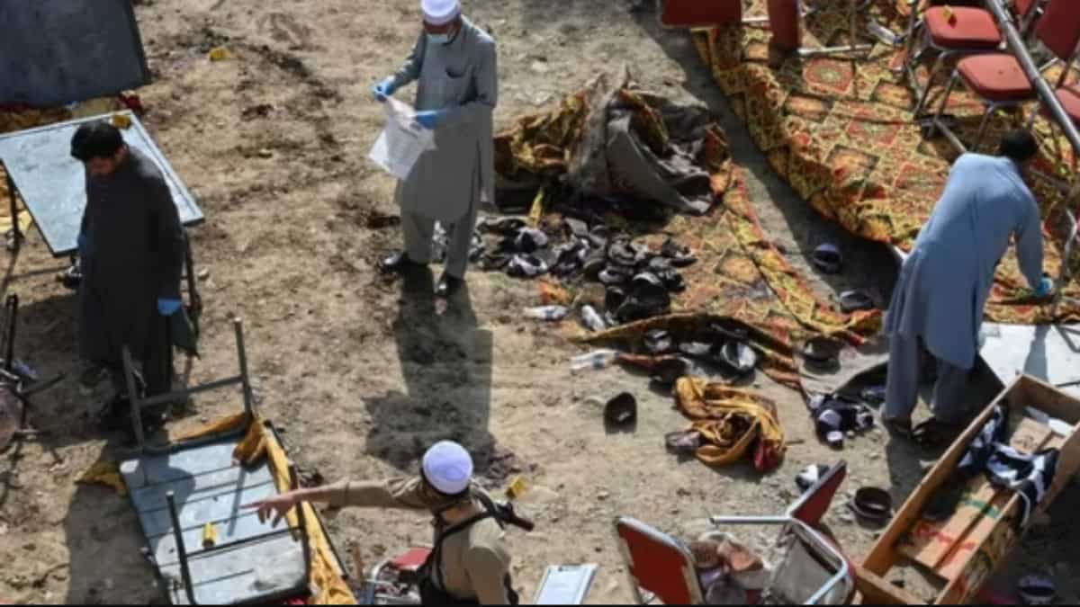 Video shows the moment suicide bomb went off during rally in Pakistan, killing 46