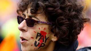Teachers in England accept government's offer of 6.5% pay rise, to end strikes