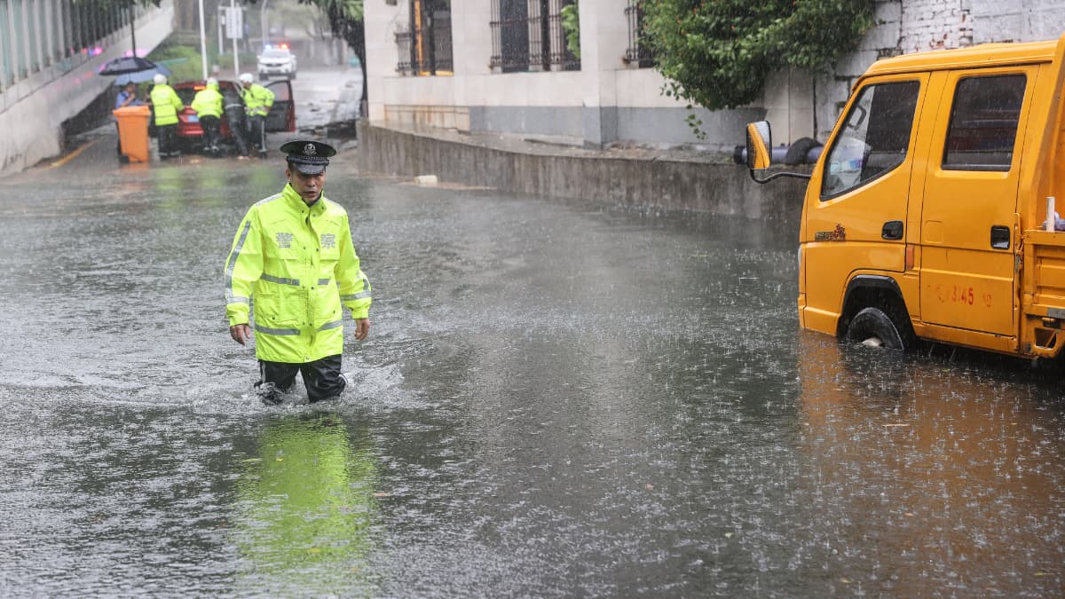 Typhoon Doksuri pummels Chinese provinces